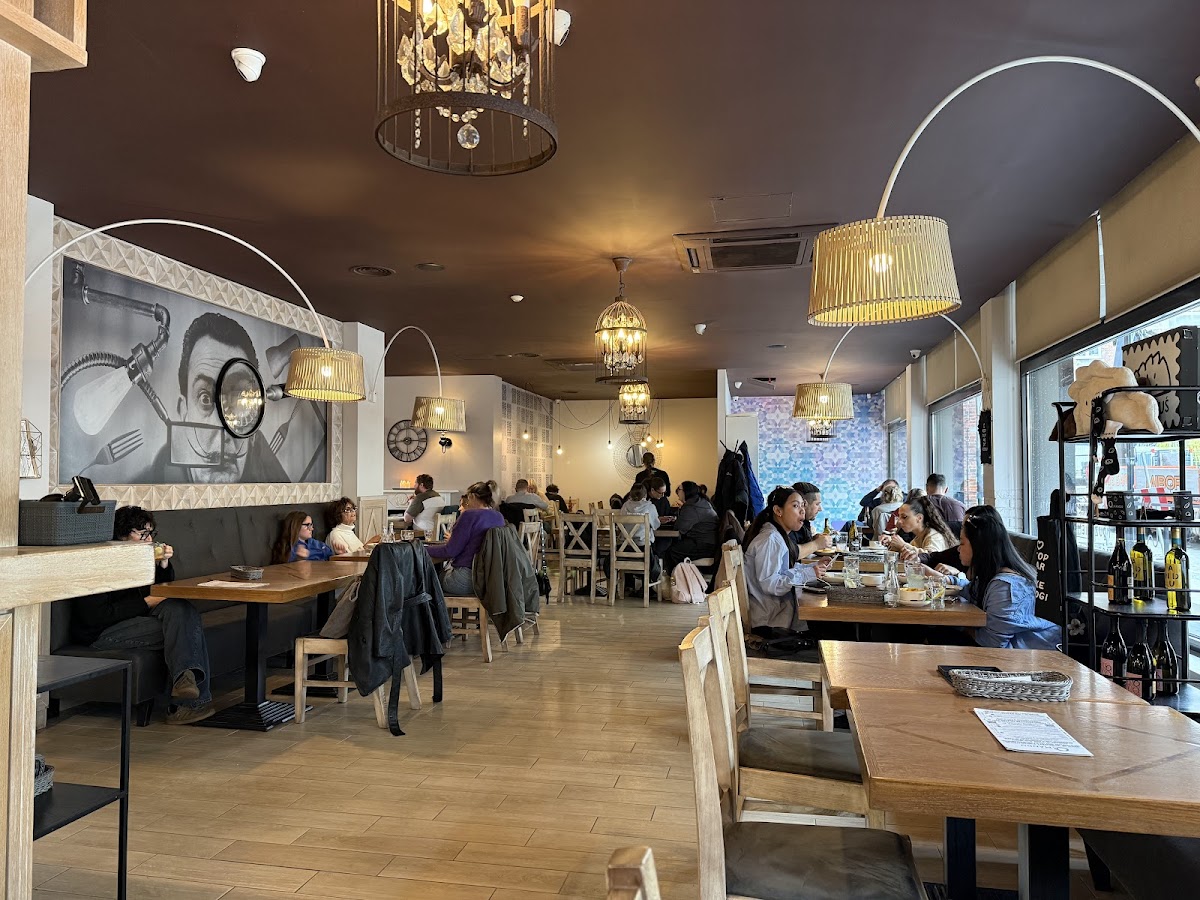 Центральна Варенична Манду — Restaurant